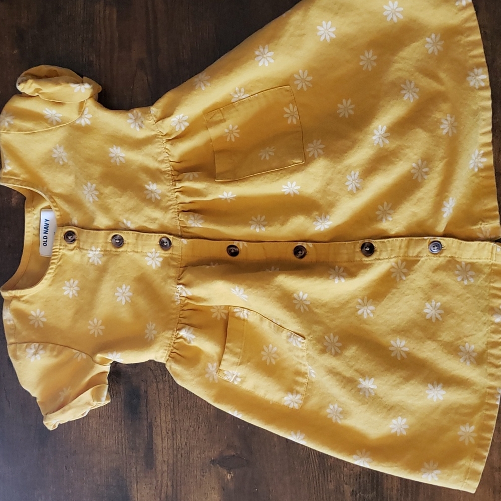 Old Navy Girls Yellow Daisy Dress 4T Button up with pockets.